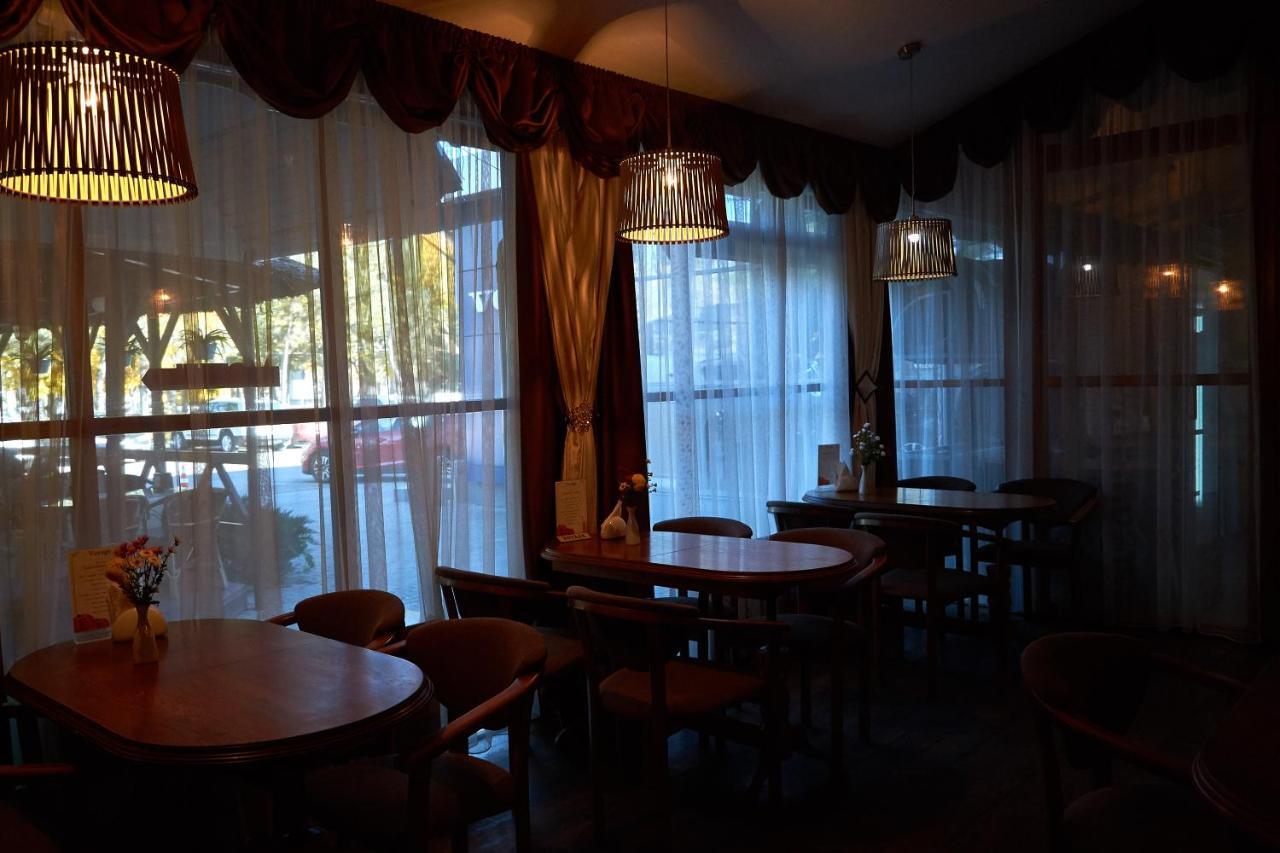 Hotel Gostiniy Dvor Non-Stop Chersoń Zewnętrze zdjęcie